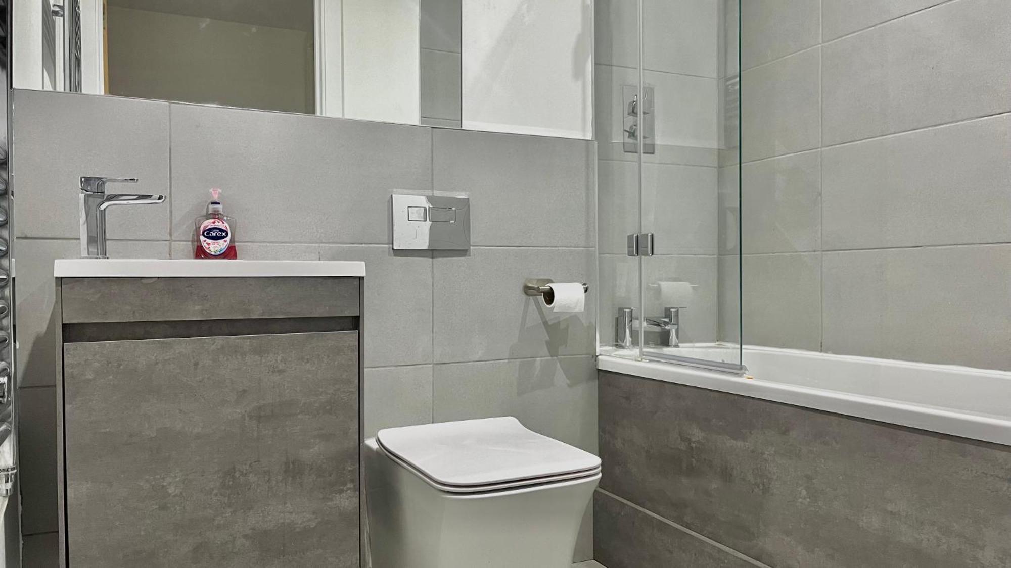 2 Bedroom Modern Centre - With Balcony