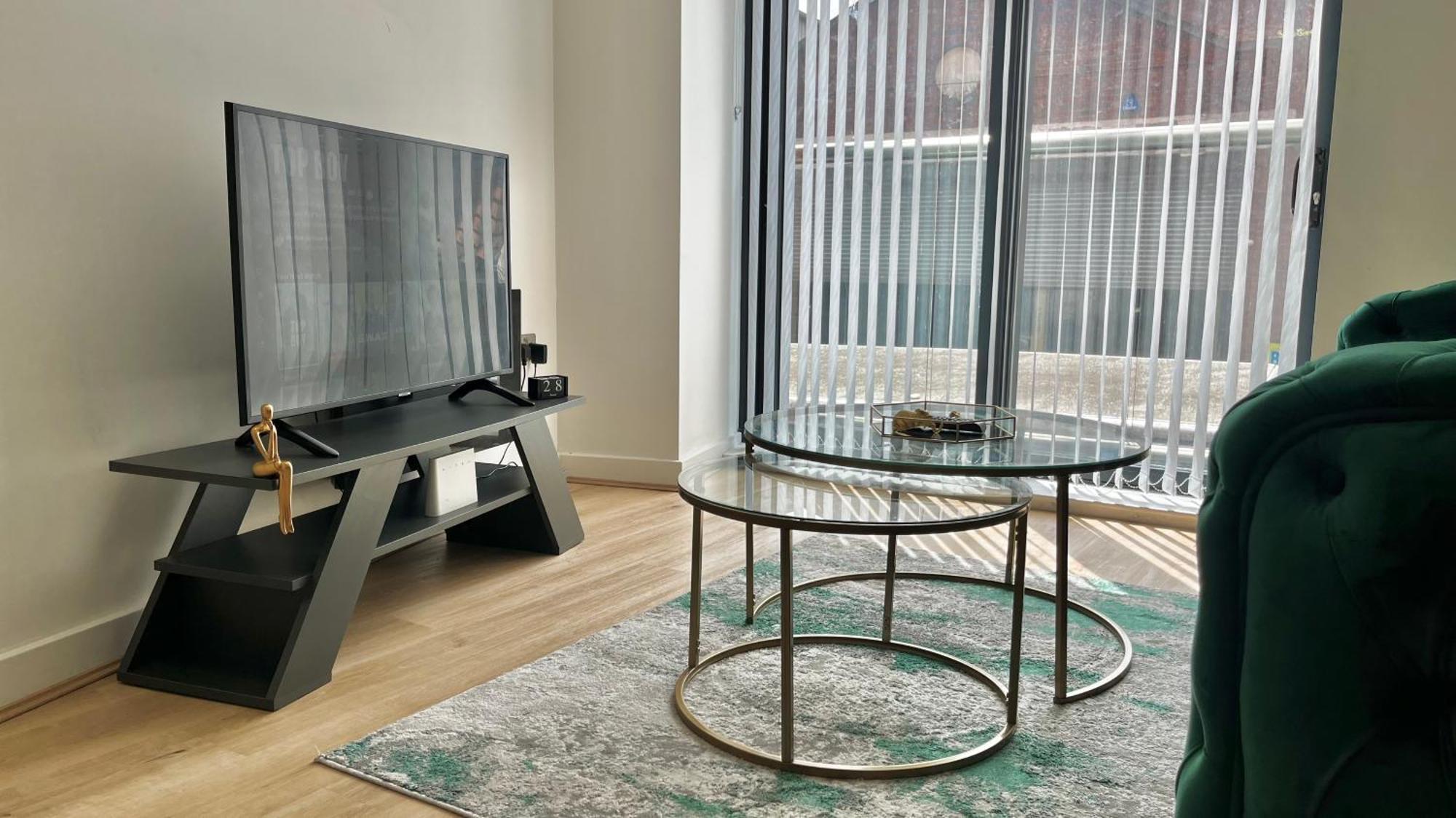 2 Bedroom Modern Centre - With Balcony Apartment Birmingham