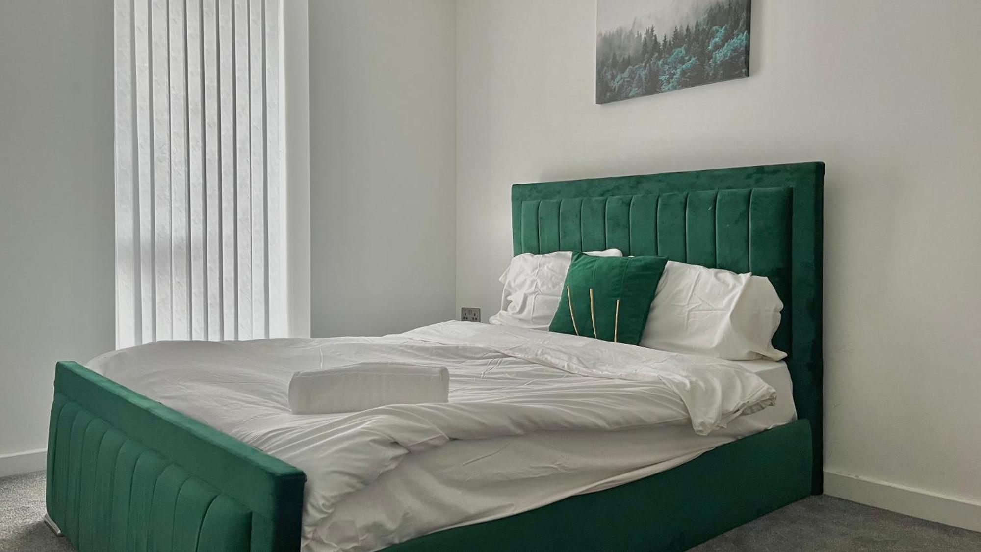 2 Bedroom Modern Centre - With Balcony Birmingham