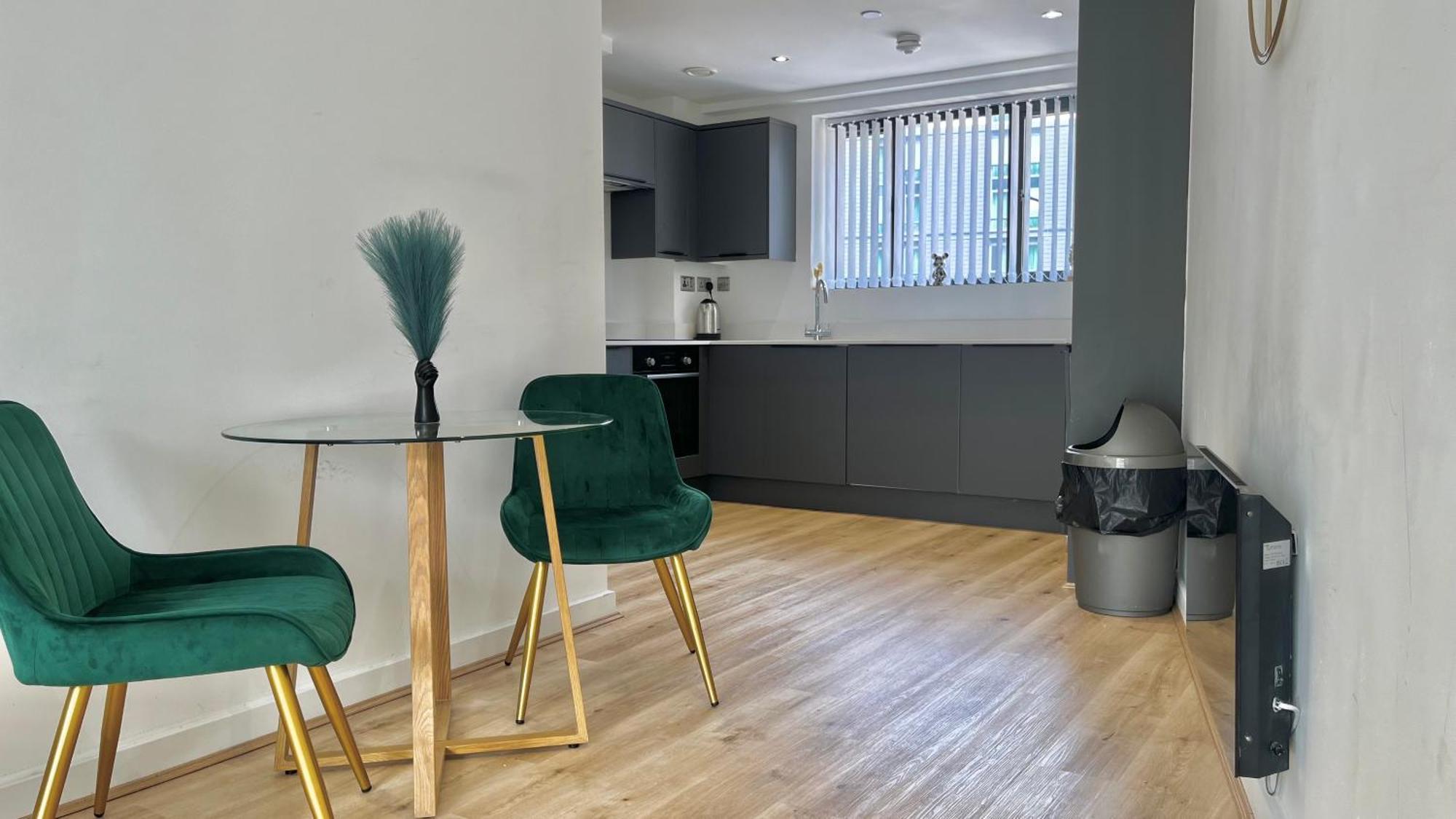 2 Bedroom Modern Centre - With Balcony Apartment *