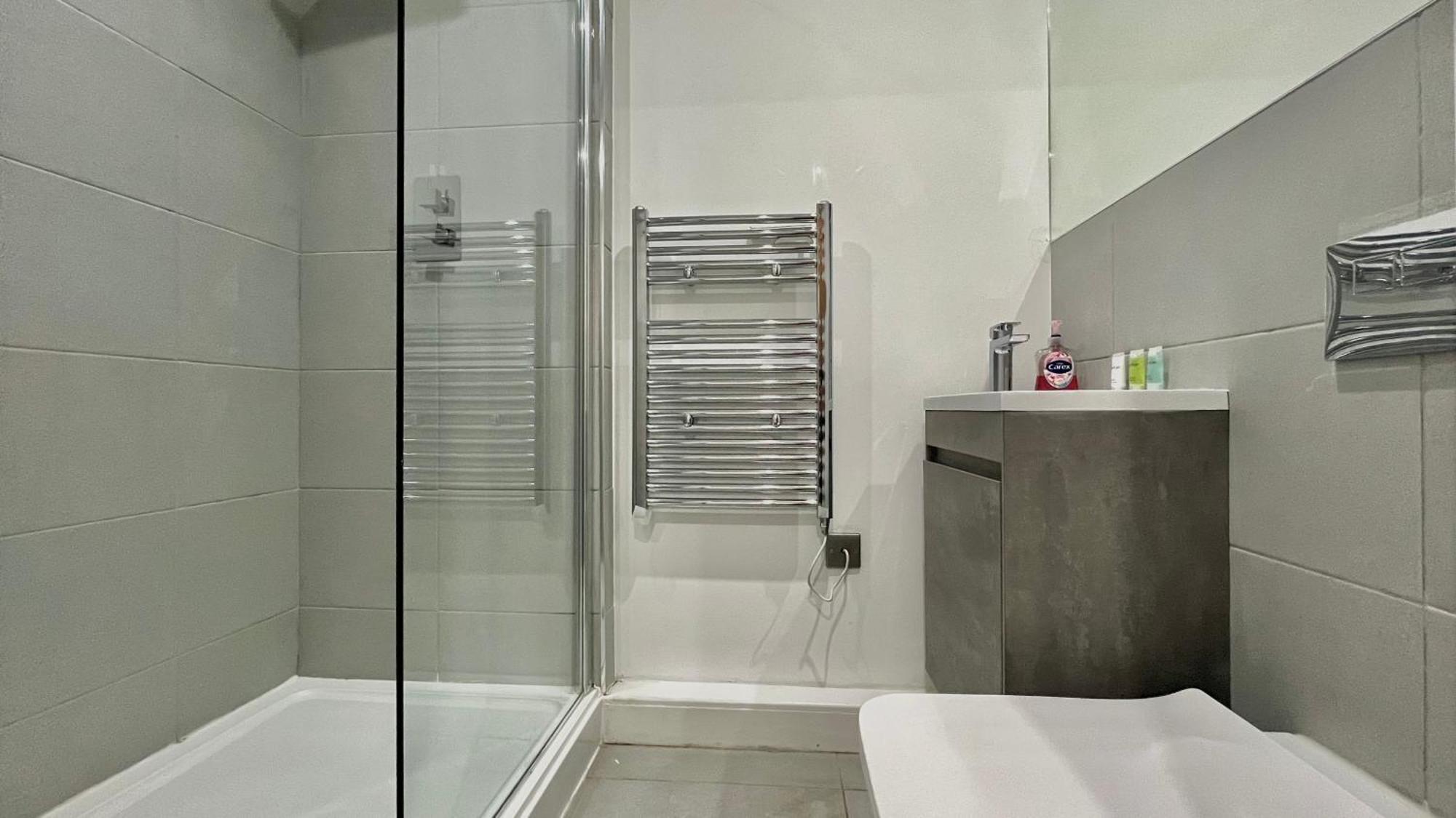 2 Bedroom Modern Centre - With Balcony
